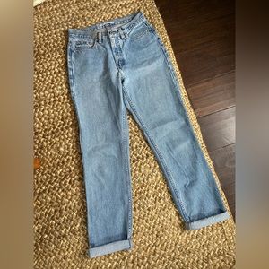 Tommy Hilfiger Mom jeans, not stretchable, excellent condition!
